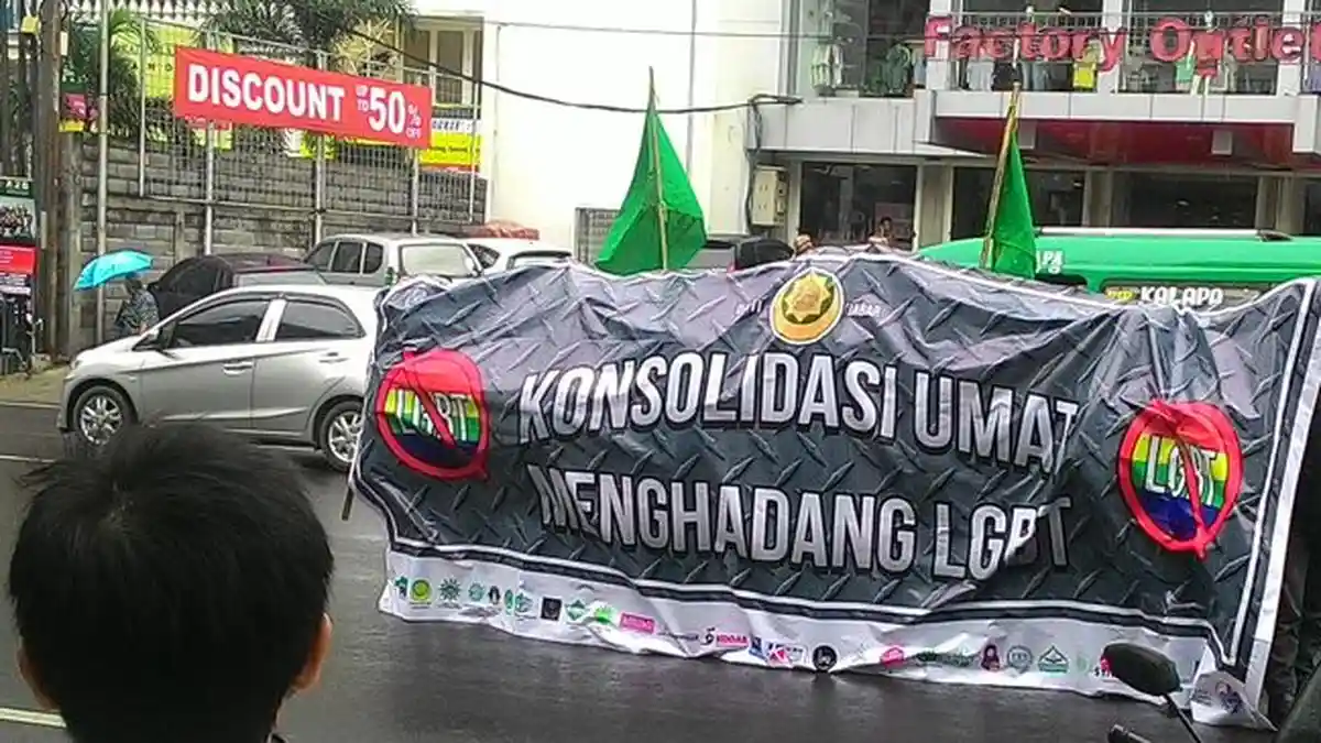 Sejumlah Orang dari Berbagai Ormas Berunjuk Rasa Menolak LGBT di Kawasan BIP