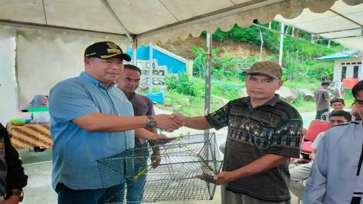 Pemkab Anambas Beri Bantuan Pompong dan Kawat Bubu ke Nelayan di Dua Desa