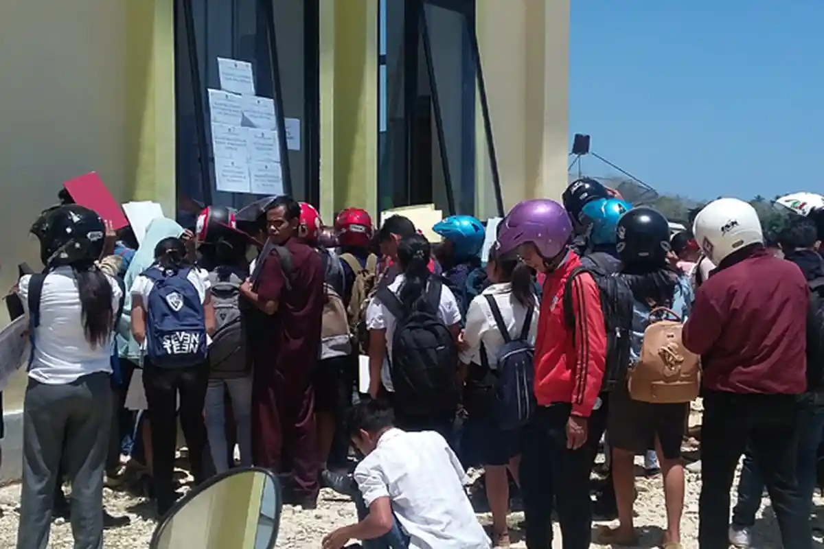 Masukkan Berkas, Calon Peserta Tes CPNS Padati Kantor BKPP Sumba Barat