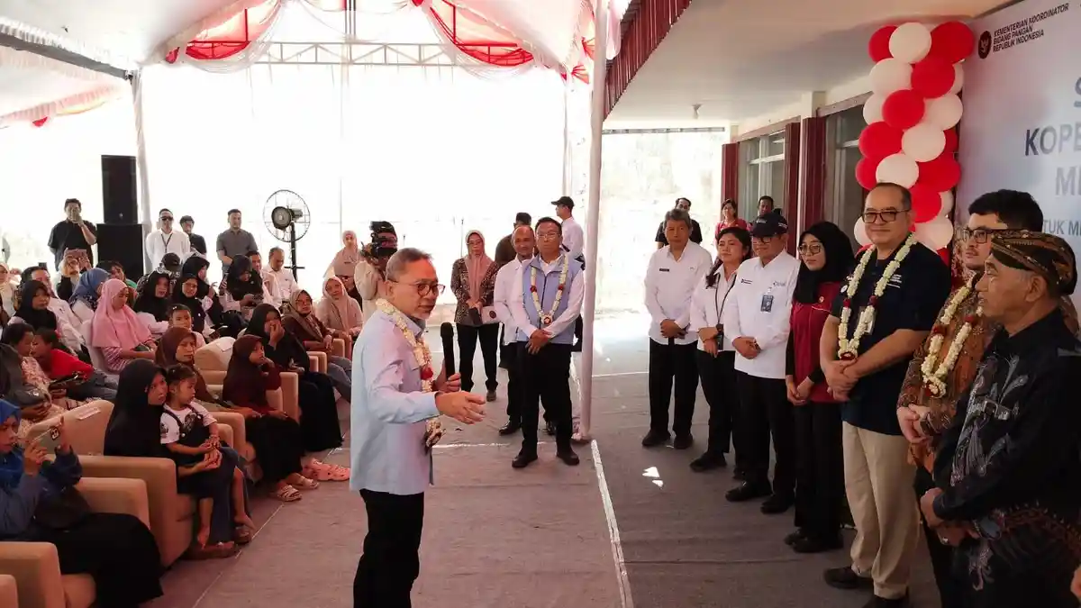 Zulhas Tinjau Koperasi Merah Putih di Kediri, Soroti Harga LPG Rp 23 Ribu hingga Rp 64 Ribu