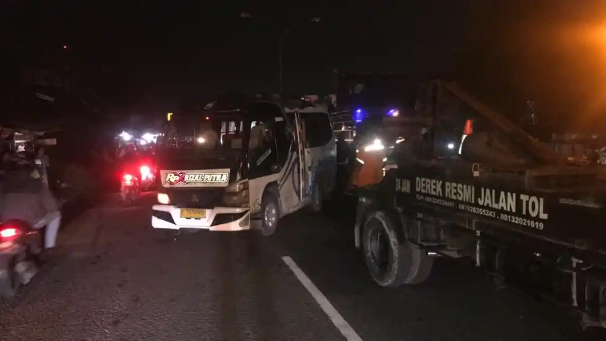 Kecelakaan Mobil Elf Terguling di Jalan Raya Plumbon, Oleng di Tikungan dan Tabrak Pembatas Jalan