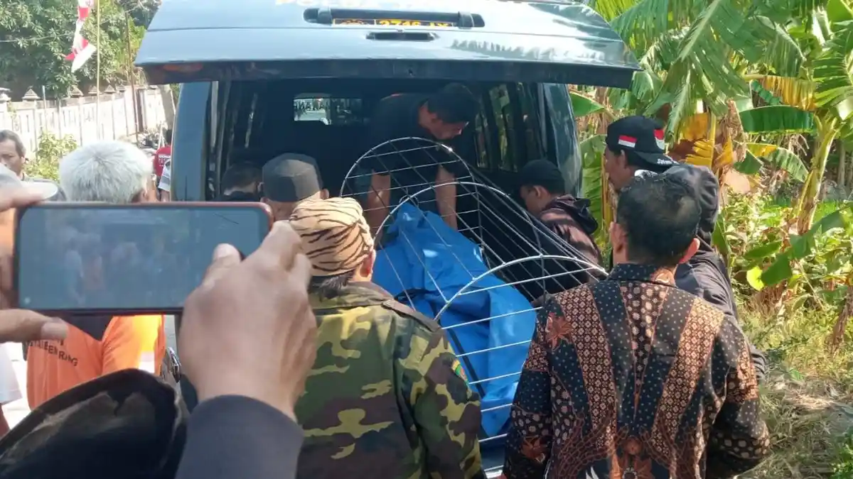 BREAKING NEWS : Pria Pemotor Tewas Kecelakaan Tertabrak Kereta Api di Pedurungan Semarang