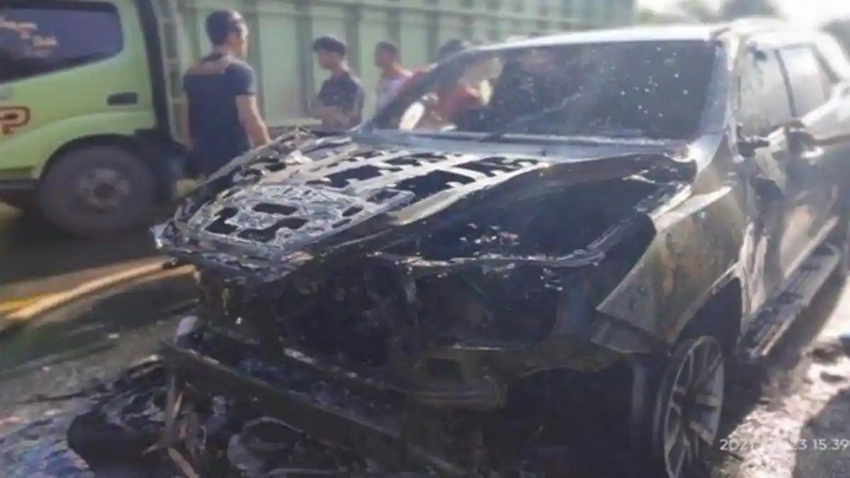 Terlibat Kecelakaan Lalu Lintas, Mobil Dinas Sekda Muara Enim Terbakar, Honda CBR Hantam Mobil