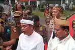 Gubernur-Jawa-Barat-Dedi-Mulyadi-saat-diwawancara-usai-mengembalikan-Mahkota.jpg