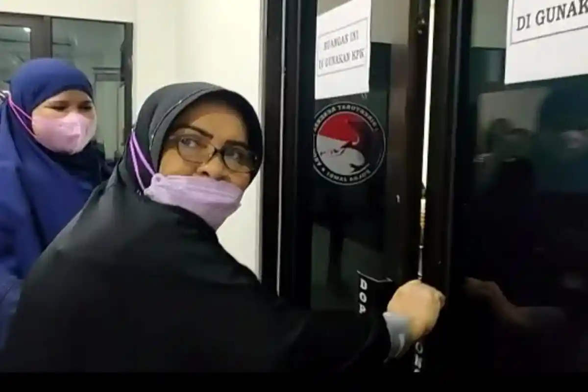 Istri Fachrori Umar Mantan Gubernur Jambi Diperiksa KPK di Polda Jambi