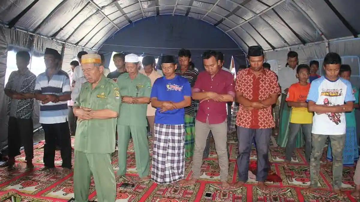 Khusyuknya Warga Eks Gafatar Salat Dhuzur di Bawah Tenda