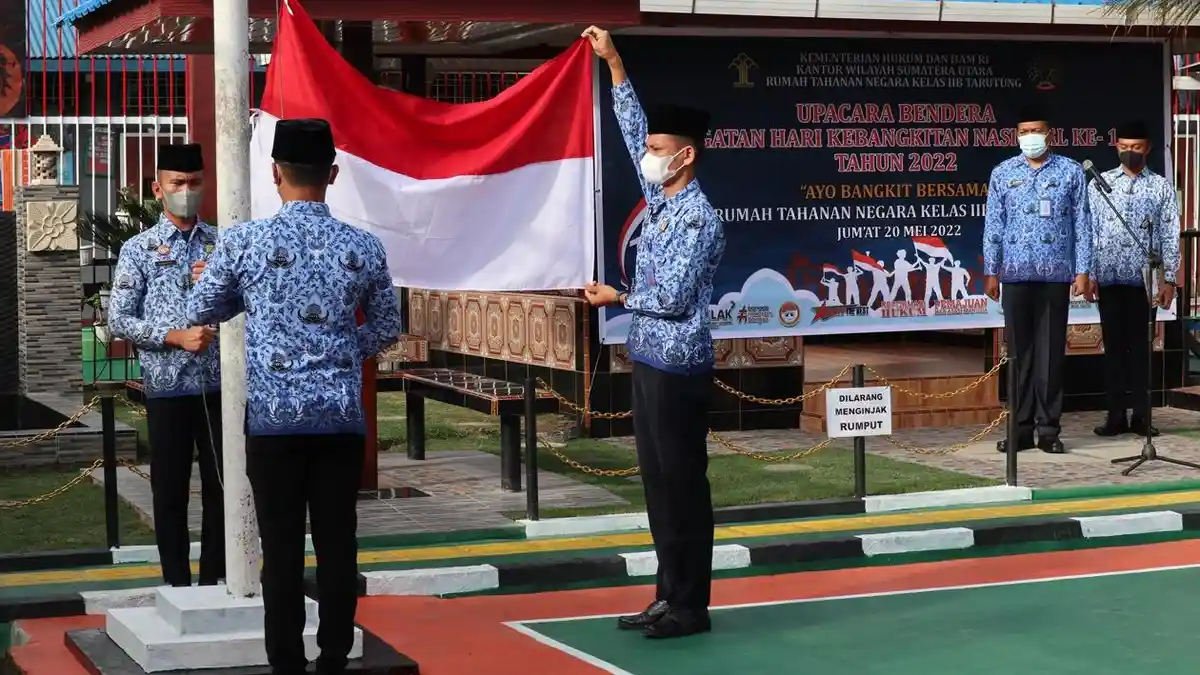Seluruh Petugas Rutan Tarutung Laksanakan Upacara Bendera Peringatan Hari Kebangkitan Nasional