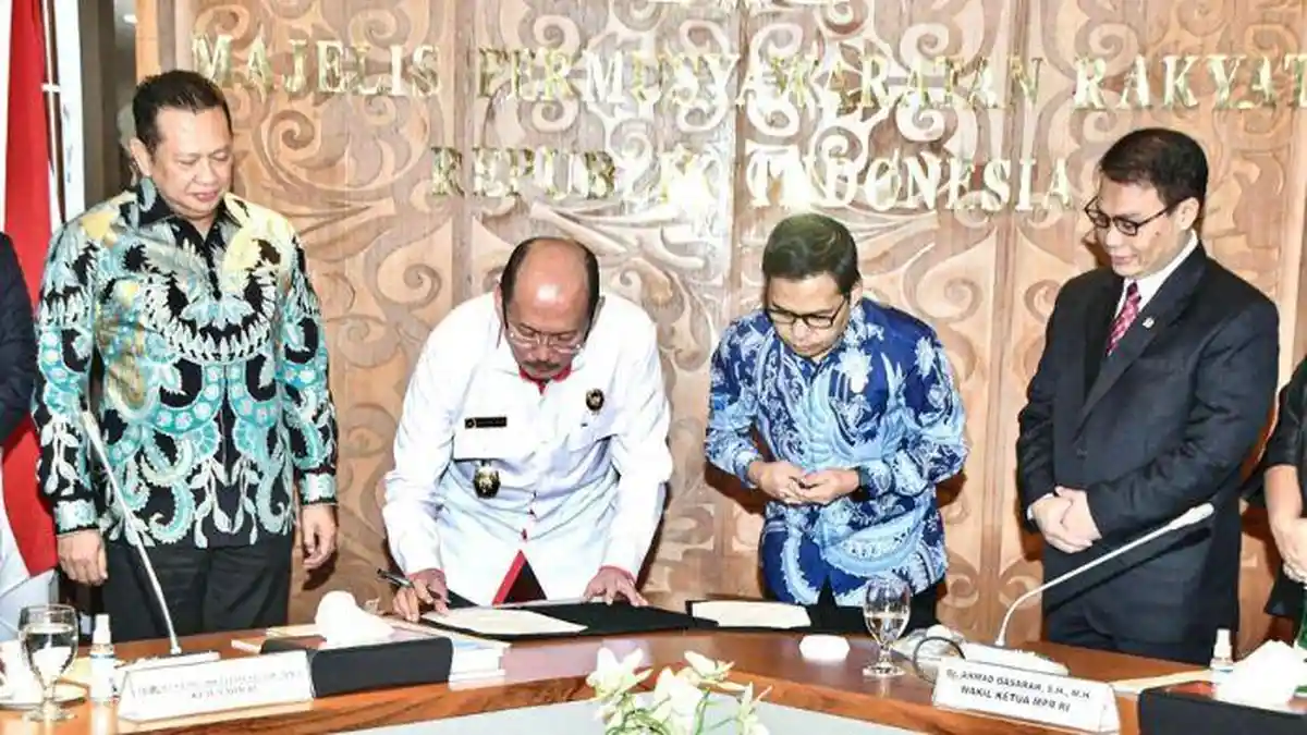 Pimpin Rapat Pimpinan MPR RI, Bamsoet Lakukan Serah Terima Sekretaris Jenderal MPR RI