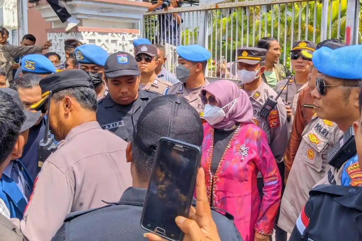 Massa Aksi Ajak Polisi Sholat Berjamaah Sebelum Bertemu Ketua DPRD NTB