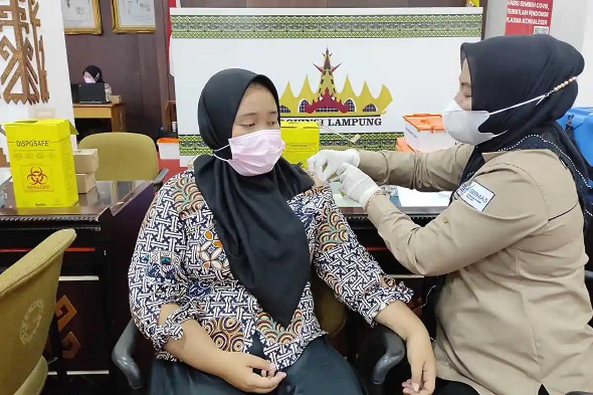 Percepat PTM, 1.301 ASN Bidang Pendidikan di Lampung Lakukan Vaksinasi