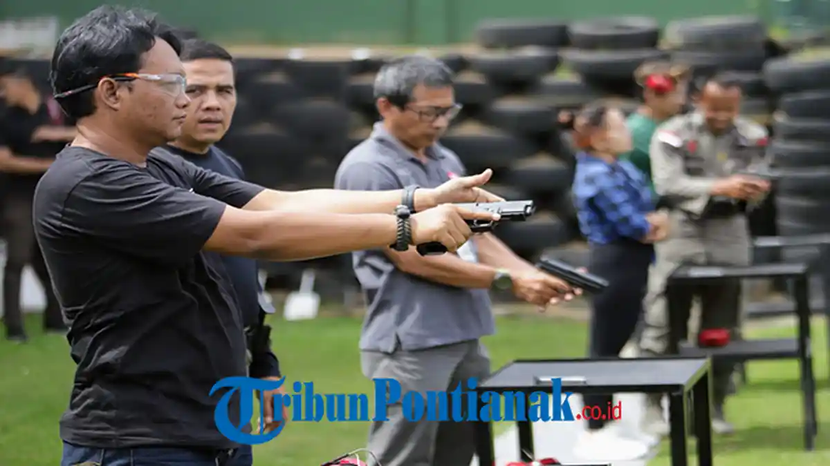 Sat Brimob Polda Kalbar Gelar Latihan Menembak Bersama Jurnalis