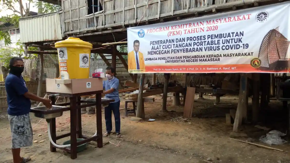 Cegah Penyebaran Virus Corona atau Covid-19, LP2M UNM Pasang Alat Cuci Tangan Portable di Soppeng - lembaga-penelitian-dan-pengabdian-kepada-masyarakat-universitas-negeri-makassar-lp2m-unm.jpg