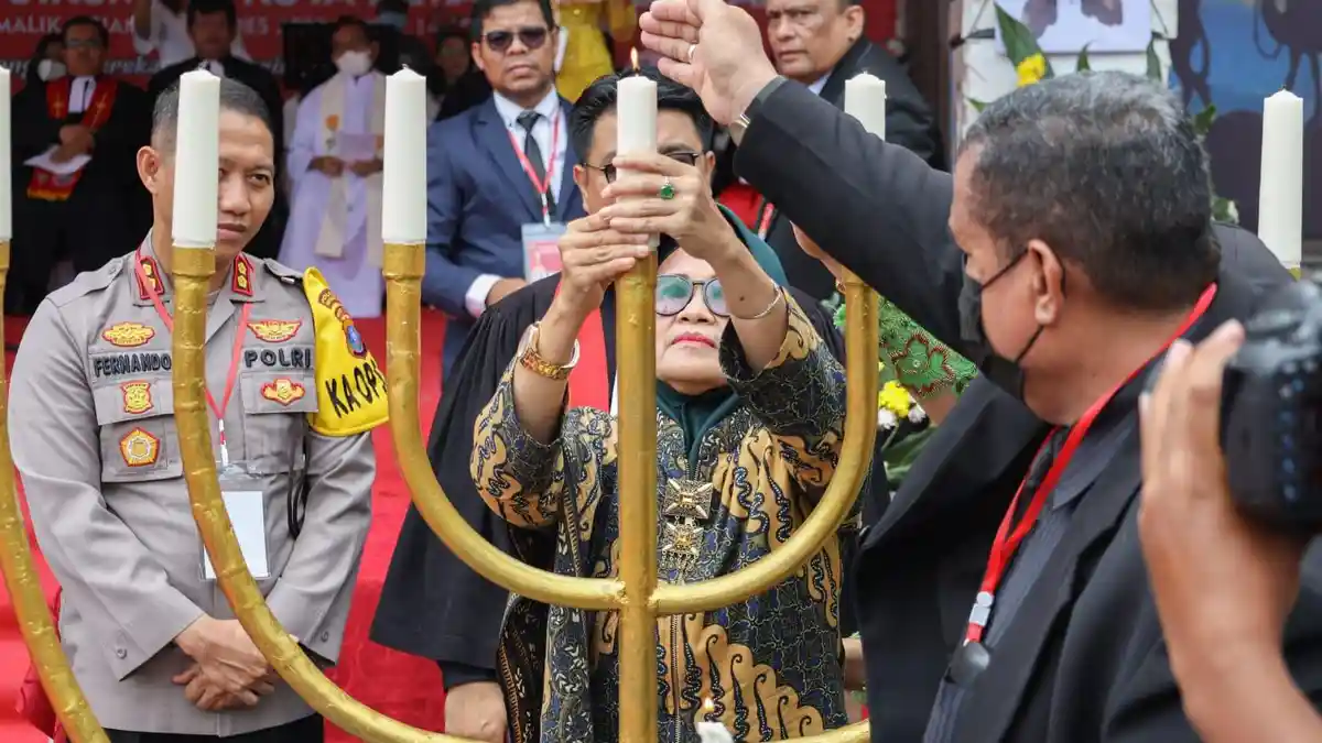 Gaya Wali Kota Susanti Nyalakan Lilin Pertama di Perayaan Natal Oikumene Bikin Siantar Semakin Sejuk