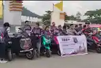 Puluhan-anggota-komunitas-Mateng-MO-betlrbagi-takjil-kepada-pemgendara.jpg