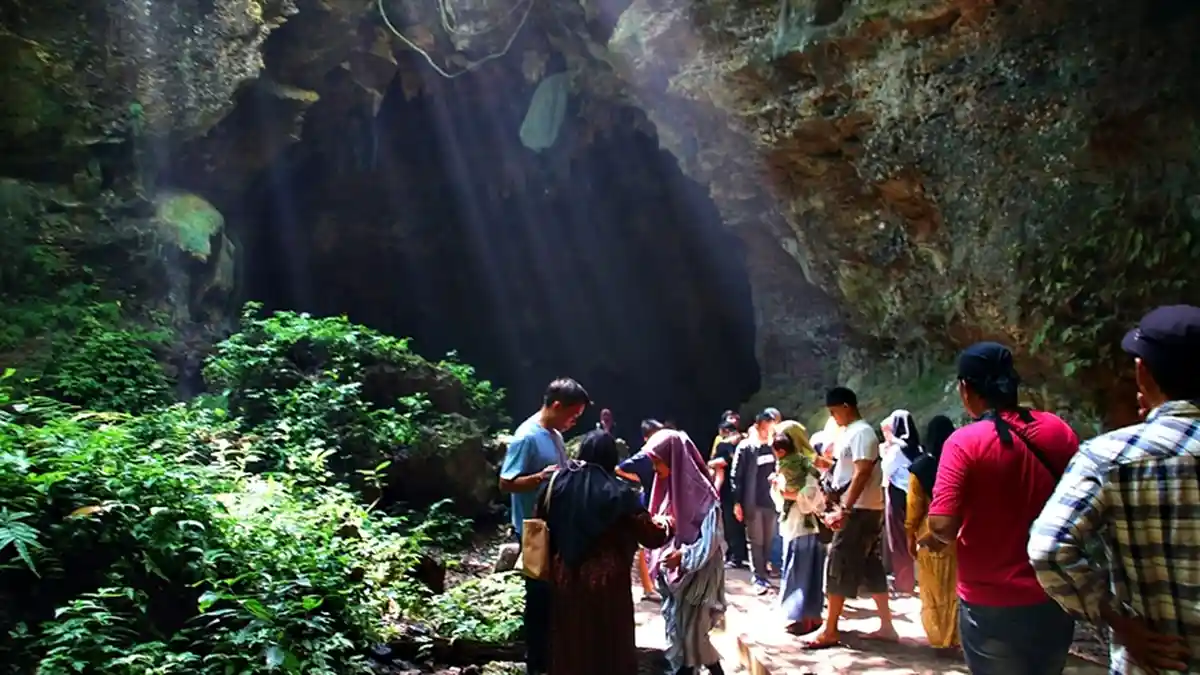 Risih dan Jijik, Kesan Pengunjung Gua Terawang Blora Melihat Sampah Berserakan