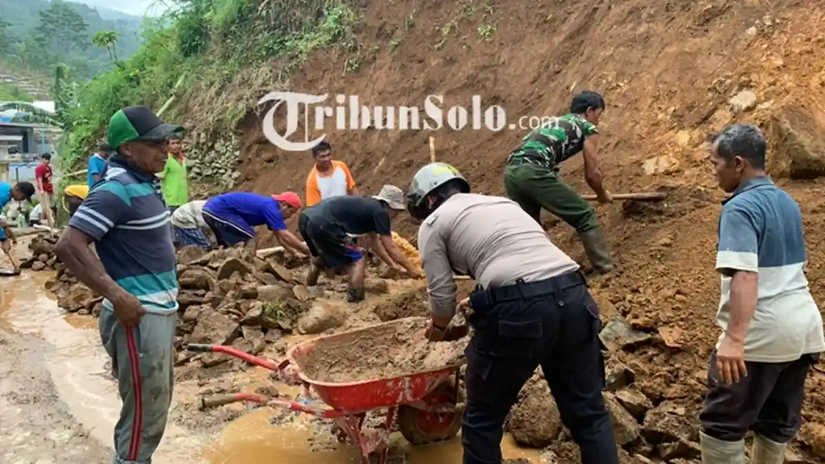 Material Longsor di Dua Jalan di Tawangmangu Sudah Dibersihkan, Pengendara Kini Bisa Melintas