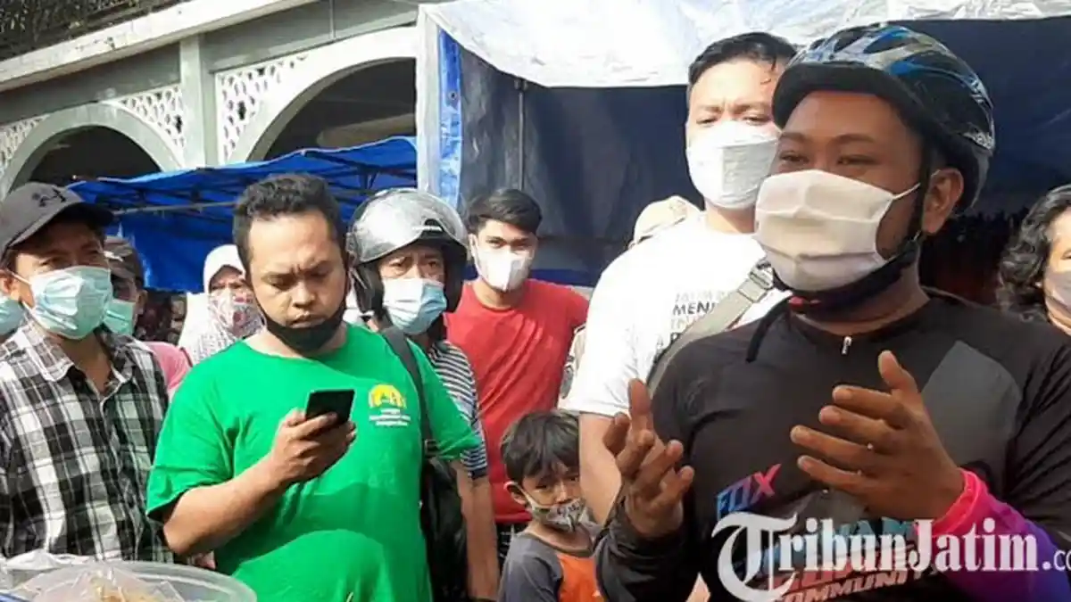 Sambil Tuntun Sepeda, Bupati Gresik Langsung Temui PKL Alun-alun Sambil Serap Aspirasi
