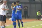 pelatih-persib-beri-arahan-omid.jpg