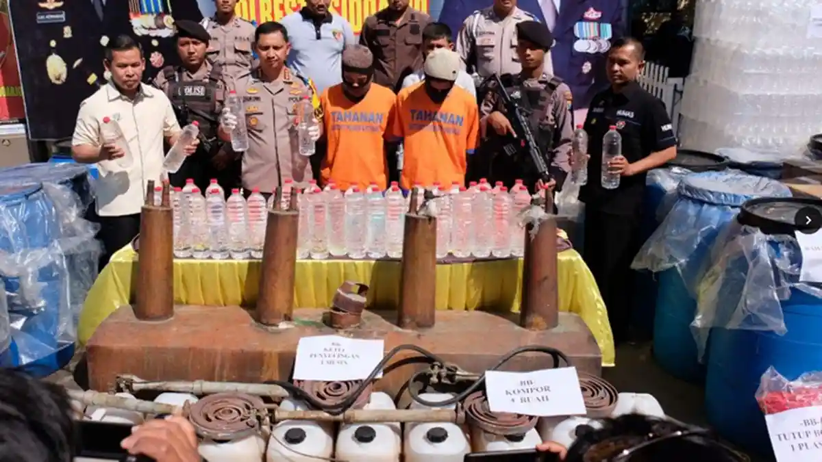 Pabrik Miras di Sidoarjo yang Digrebek Polisi Punya Omzet Rp50 Juta per Bulan