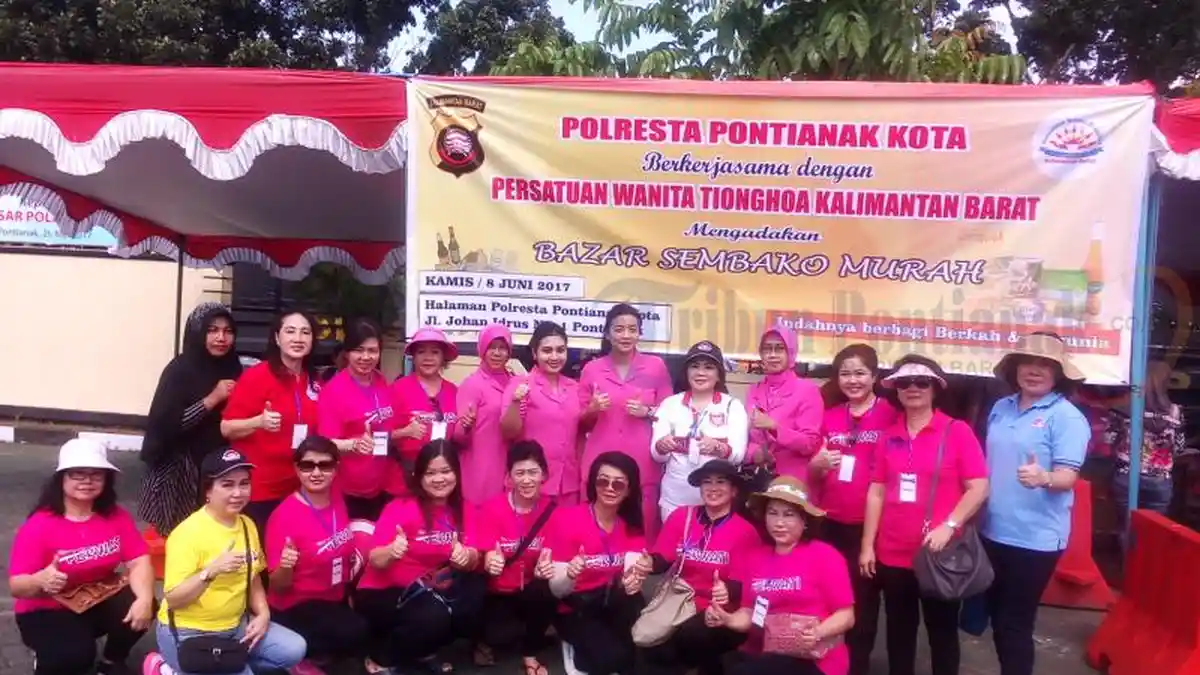 Tak Lebih Dari Tiga Jam, Sembako Ludes di Pasar Murah Halaman Mapolresta Pontianak - bazar-sembako-murah_20170608_192740.jpg