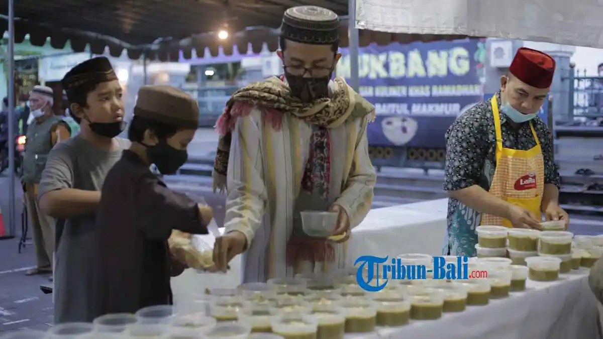 Masjid Baitul Makmur di Monang Maning Denpasar Bagikan Takjil Gratis Setiap Jumat Selama Ramadhan