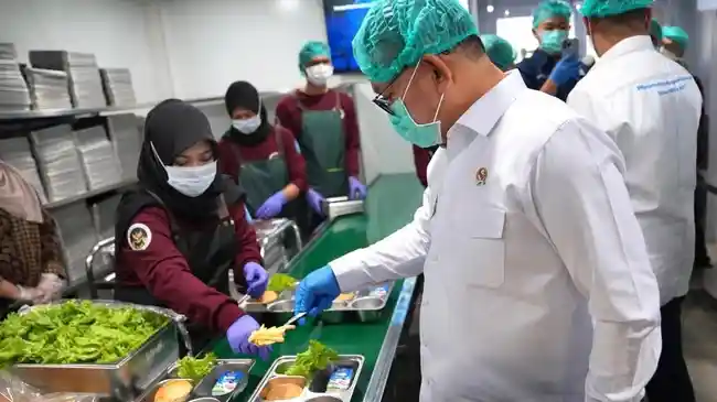 KSP Dudung Cicip Burger Isi Singkong saat Tinjau MBG di Malang: Lebih Enak dari Daging
