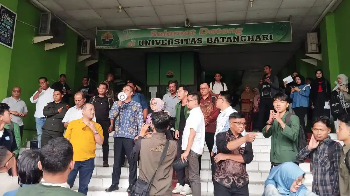 Mahasiswa Unbari Jambi Antarkan Pj Rektor kembali Berkantor, Tolak Premanisme di Kampus - Tribunjambi.com