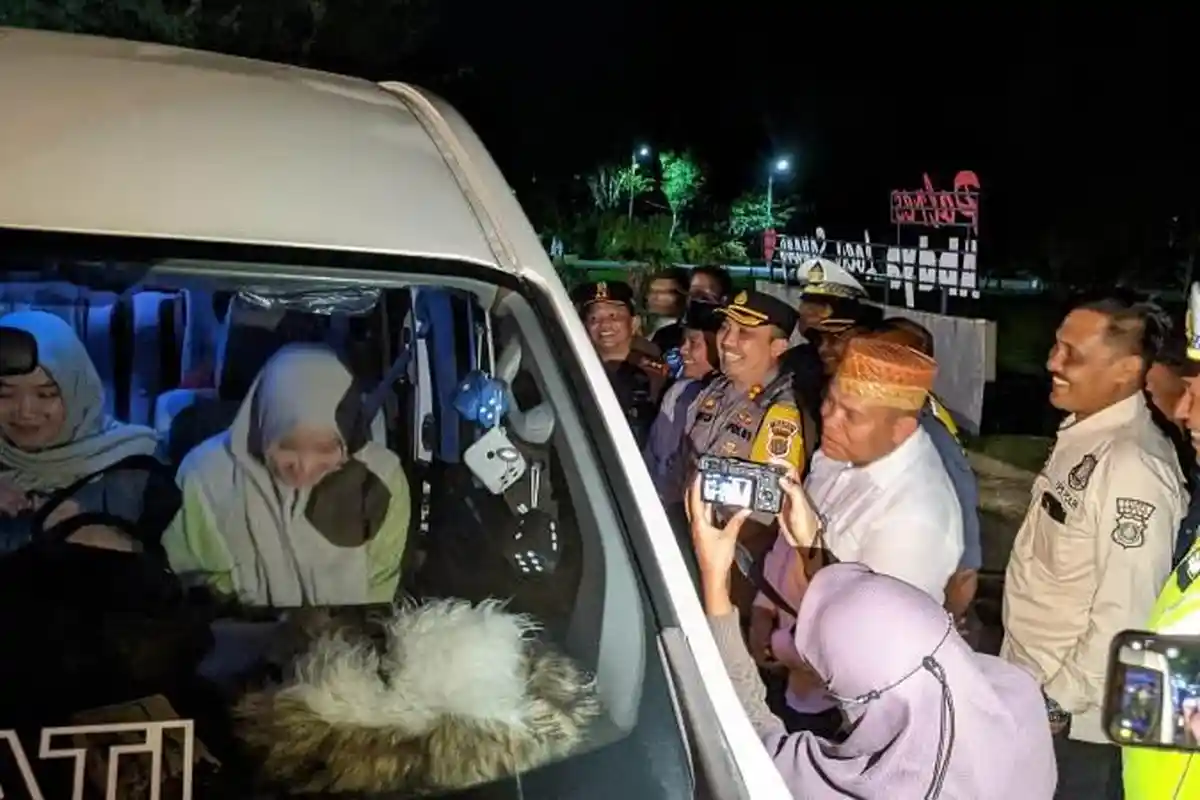 Kapolres dan Pj Bupati Abdya Lepas Peserta Balik Mudik Gratis ke Banda Aceh, Juga Diberi Makan/Minum