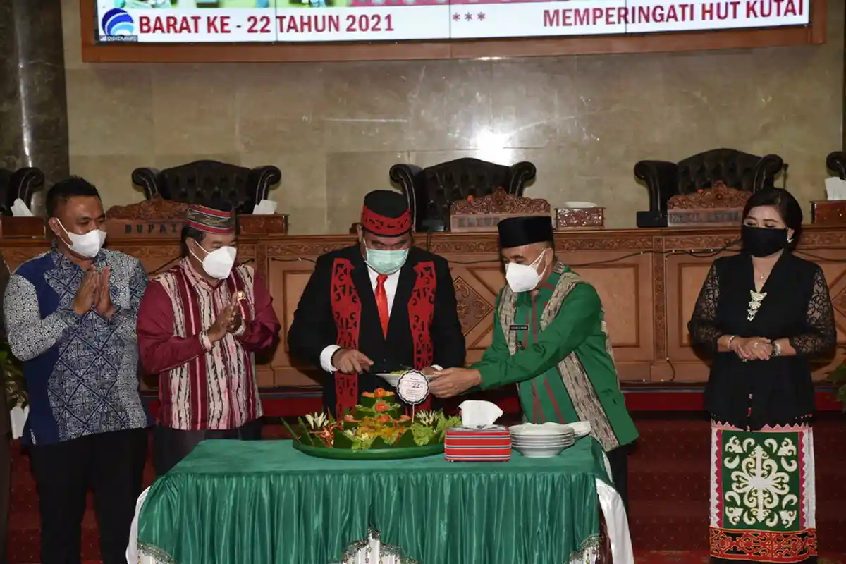 Bupati Potong Tumpeng Tandai Hari Jadi ke-22 Kubar, Beber Keberhasilan dan Prestasi Pembangunan