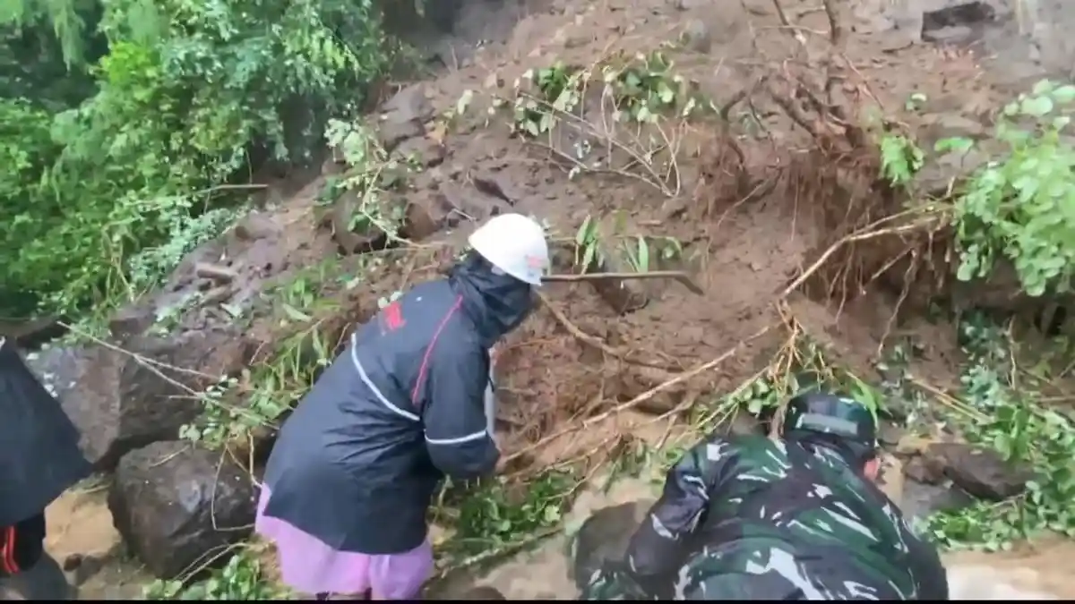 Akses Jalan Satu-satunya Warga Bukit Abah Berhasil Dibuka, BPBD Klungkung: Waspada Jalan Curam Licin