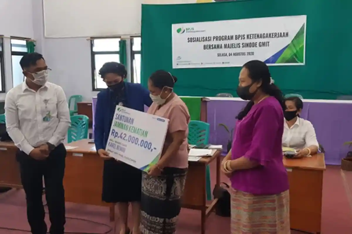 Majelis Sinode GMIT Serahkan Santunan BP JAMSOSTEK Senilai 42 Juta