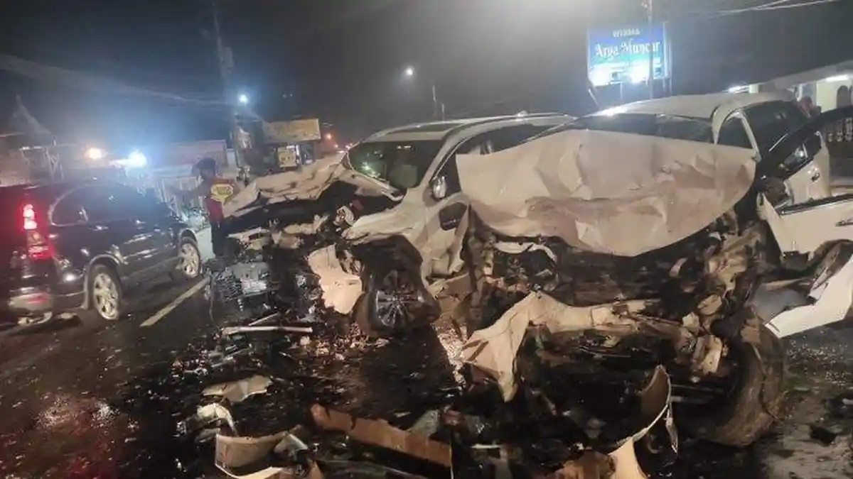 7 ORANG TEWAS Dalam Kecelakaan di Karawang, Mobil Hilang Kendali & Tabrak Sejumlah Pengendara Motor