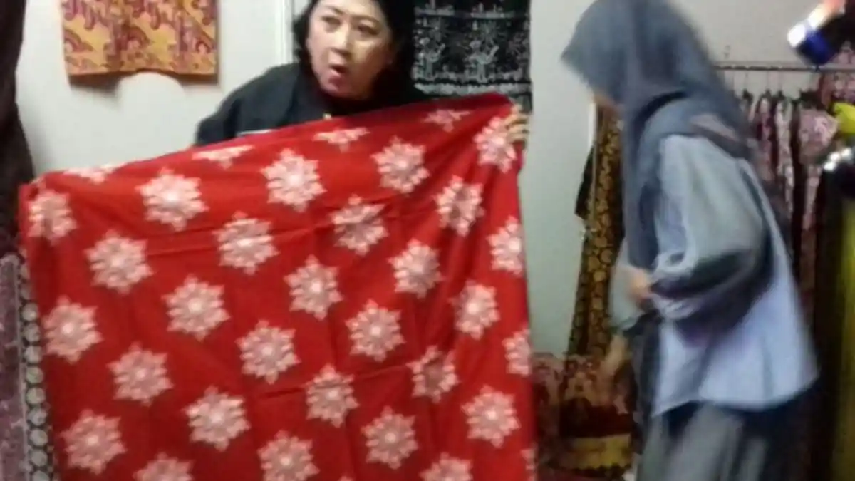 Ani Yudhoyono Belanja Batik Betawi di Kampanye Agus-Sylvi di JCC