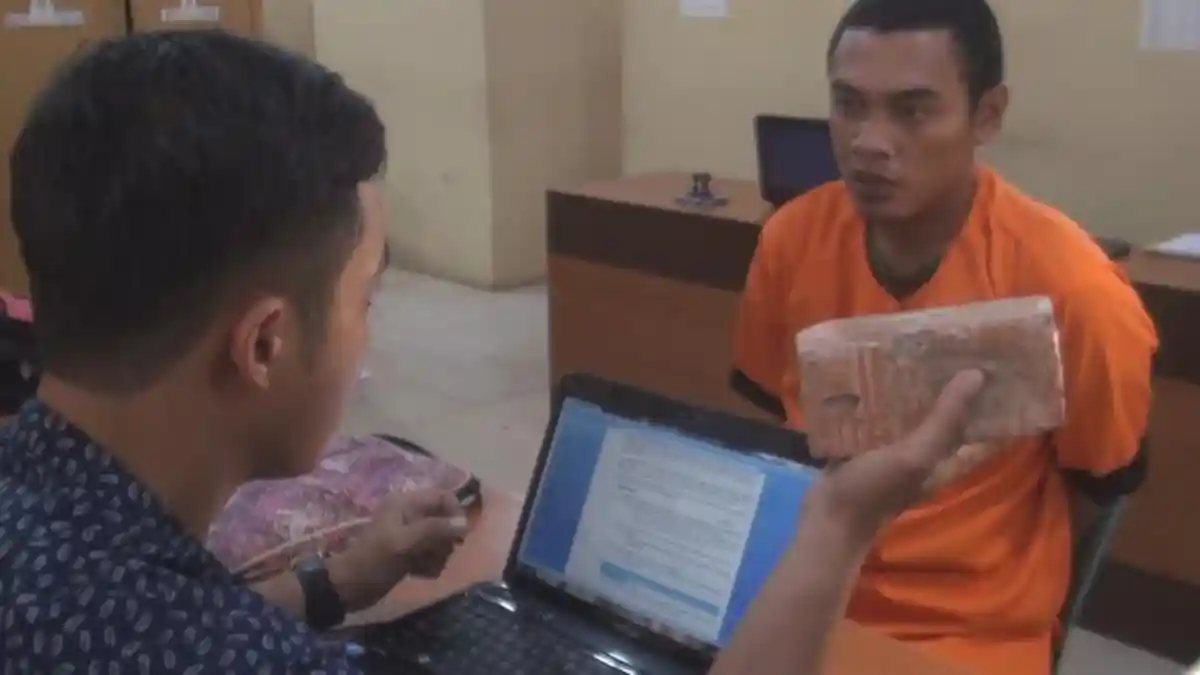 Minta Dibelikan Ponsel Ditolak, Dwiki Pukuli dan Gantung Pacarnya dengan Kaki di Atas