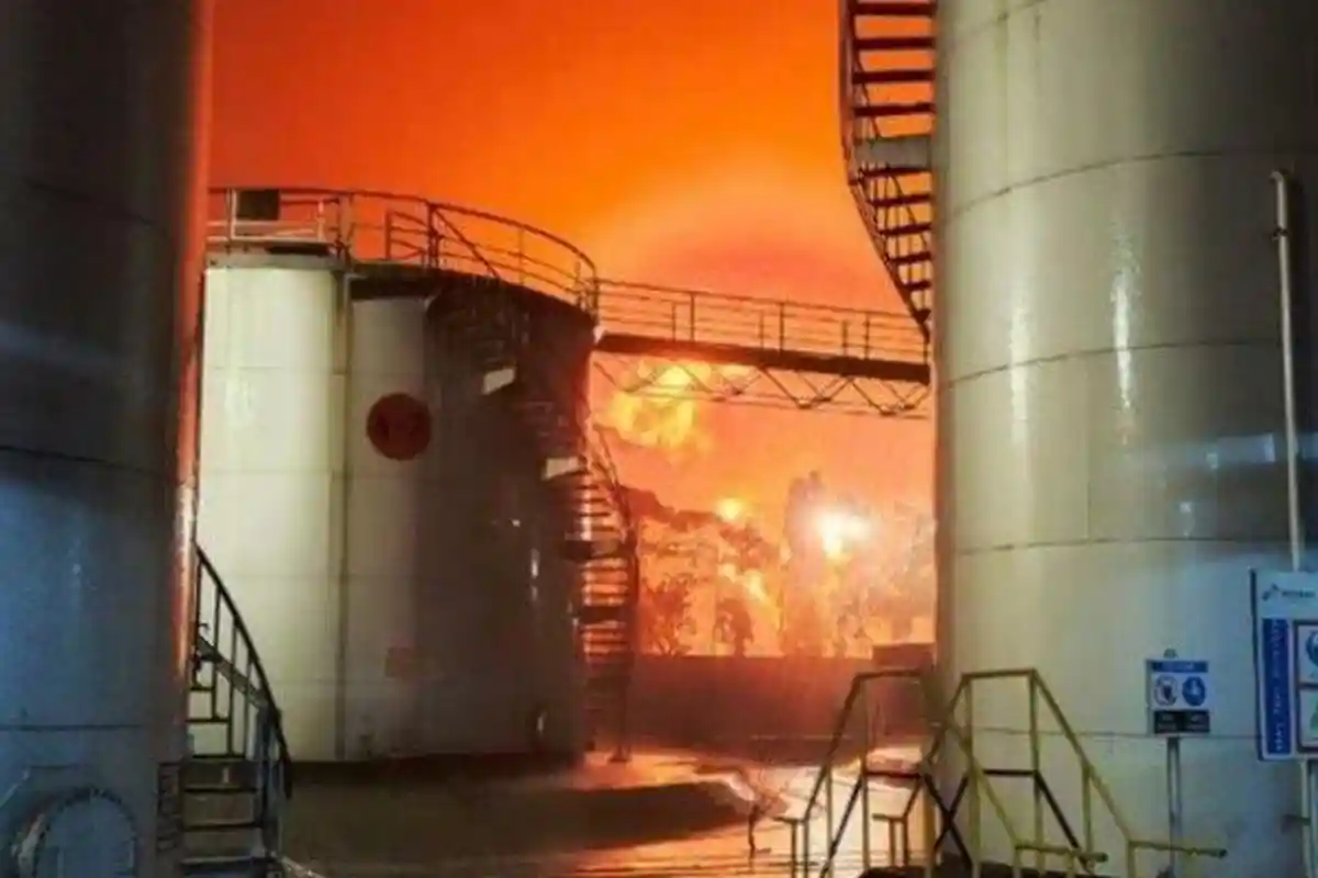 BREAKING NEWS! Kilang Minyak Pertamina di Cilacap Terbakar, Kobaran Api Hingga Setinggi 20 Meter