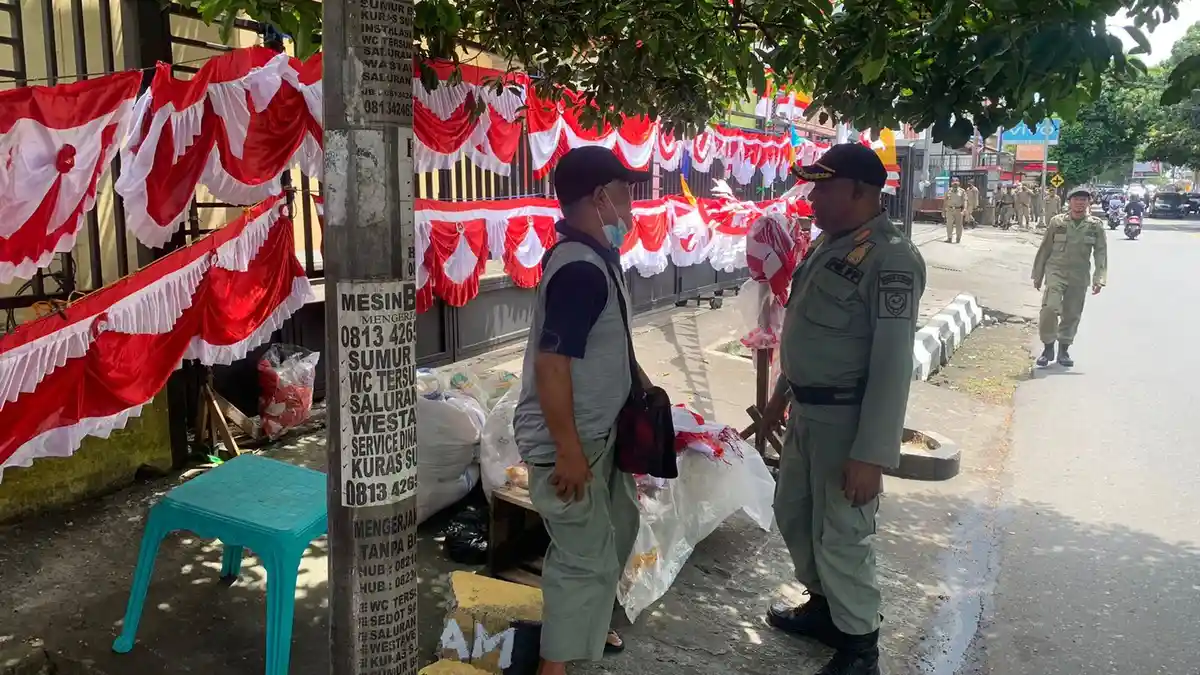 Satpol PP Ternate Tertibkan PKL Dipinggir Jalan, Penjual Bendera Cuman Diminta Jangan Ikat Dipohon