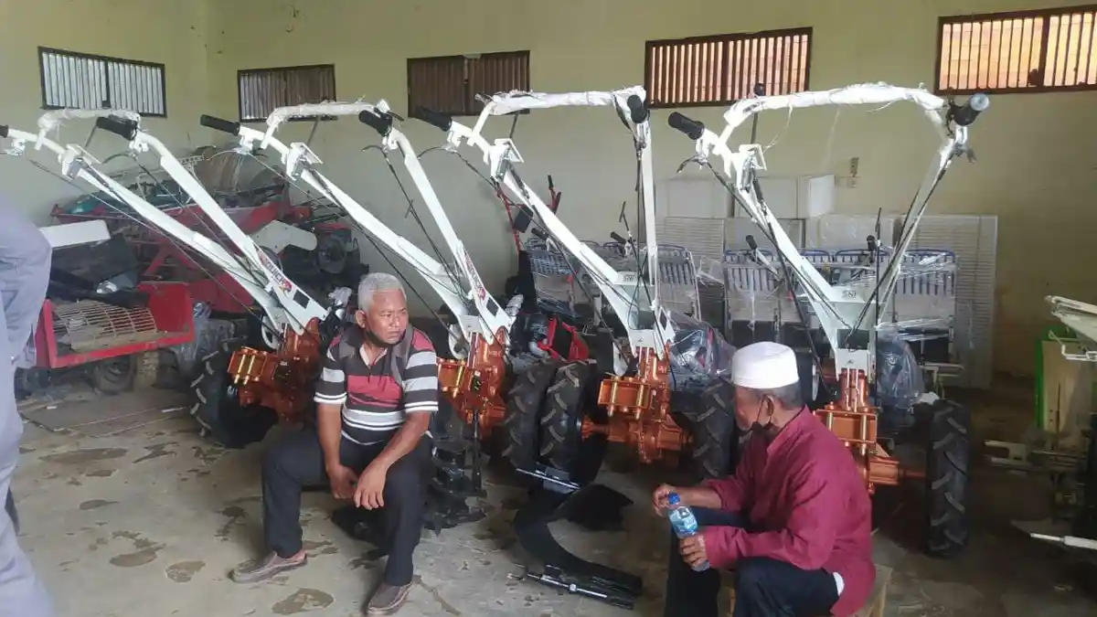 Bupati Kukar Edi Damansyah Beri Alat Mesin Pertanian kepada Kelompok Tani