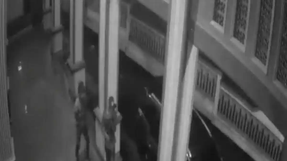 Viral 2 Pemuda Curi Kotak Amal Masjid Terekam CCTV, Kabur Naik Mobil