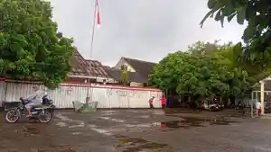 Gedung-SDN-Nglarang-Sleman-Dibongkar-demi-Jalan-Tol-Siswa-Belajar-dengan-Fasilitas-Darurat.jpg