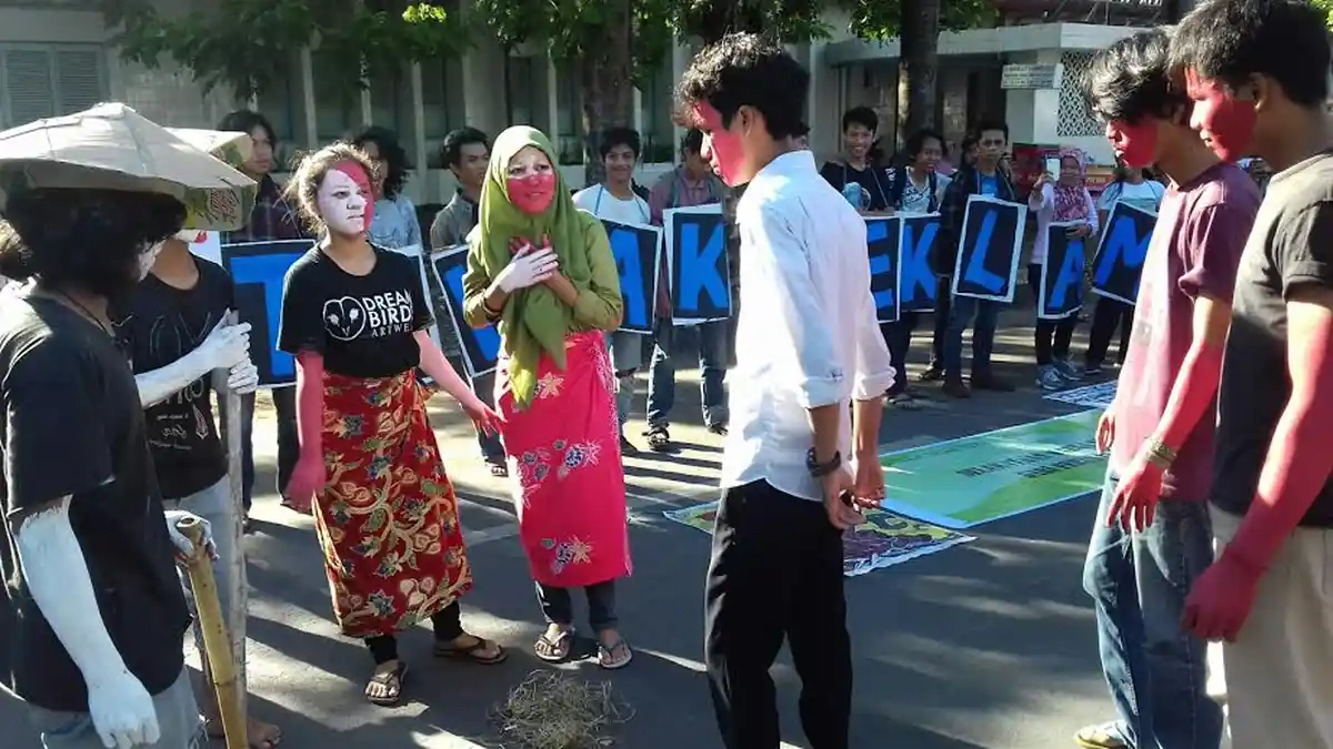 Peringati Hari Lingkungan Hidup Sedunia, Walhi Sulawesi Selatan Gelar Teatrikal