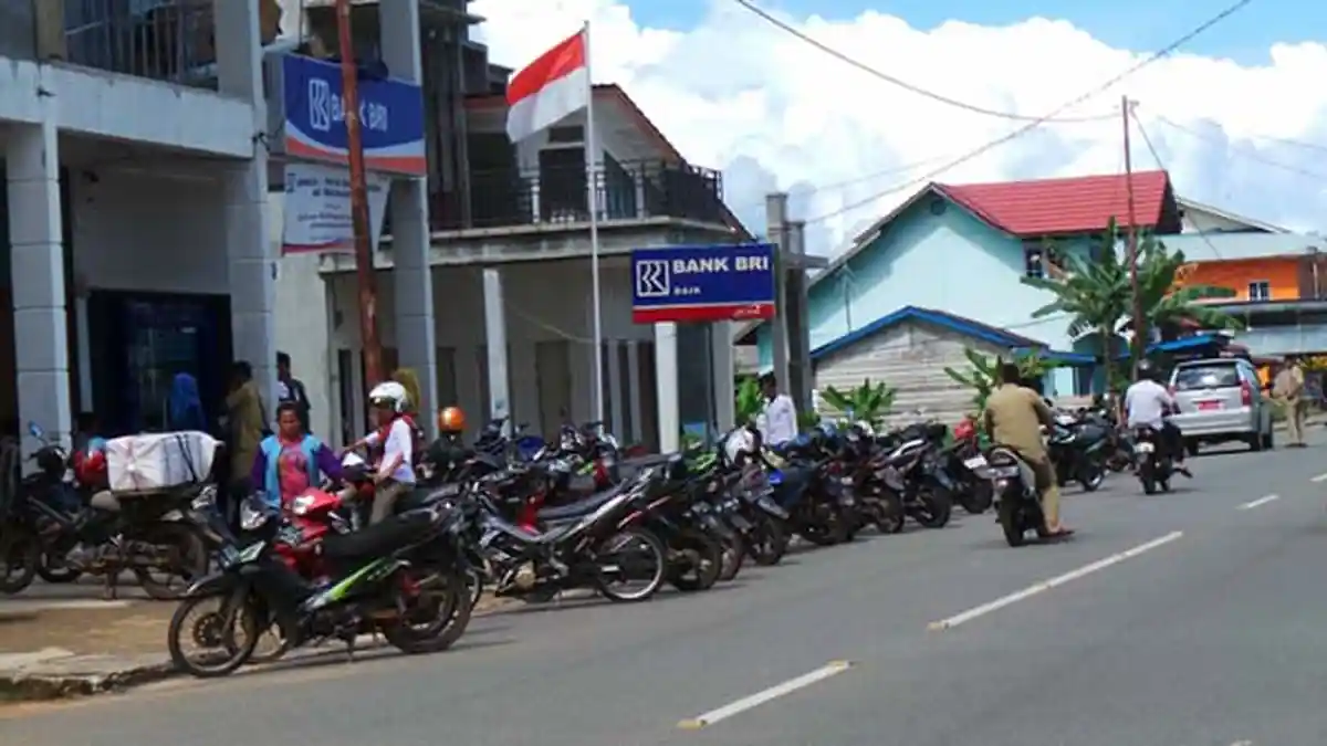 Tidak Ada Lahan, Nasabah Bank BRI Lingga Terpaksa Parkir di Badan Jalan