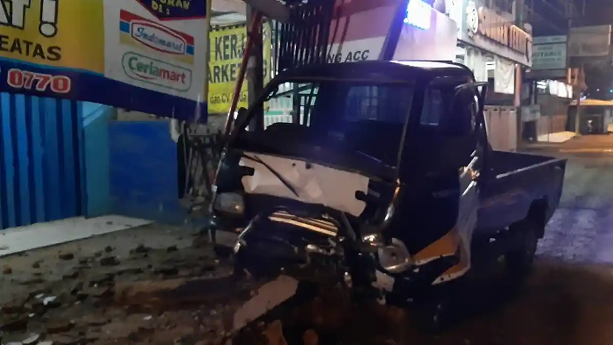 Kecelakaan Tunggal di Kroya, Satu Pick Up Ringsek Tabrak Tembok, Dua Orang Mengalami Luka