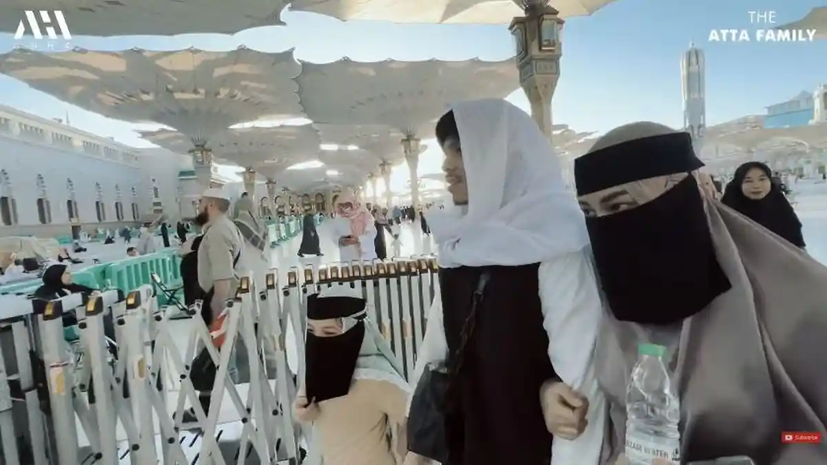 Arsy Hermansyah Berdoa di Masjid Nabawi agar Bisa Ikut American Got Talent