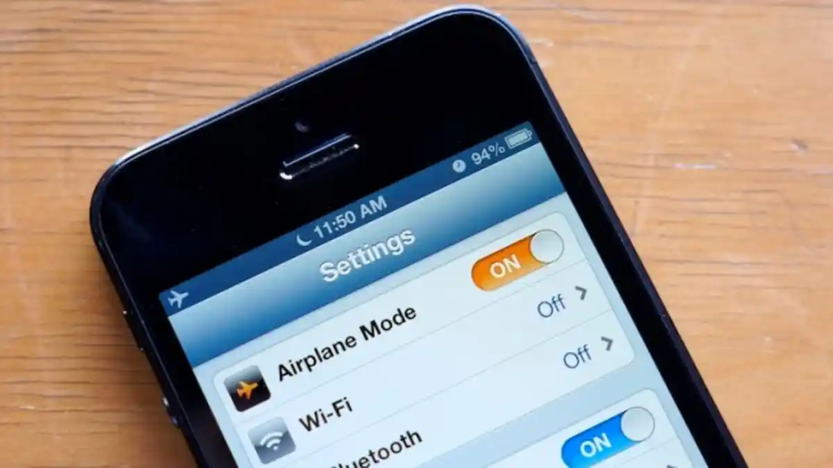 Ini yang Bakal Terjadi Jika Kita Tak Mengaktifkan Airplane Mode Saat Naik Pesawat