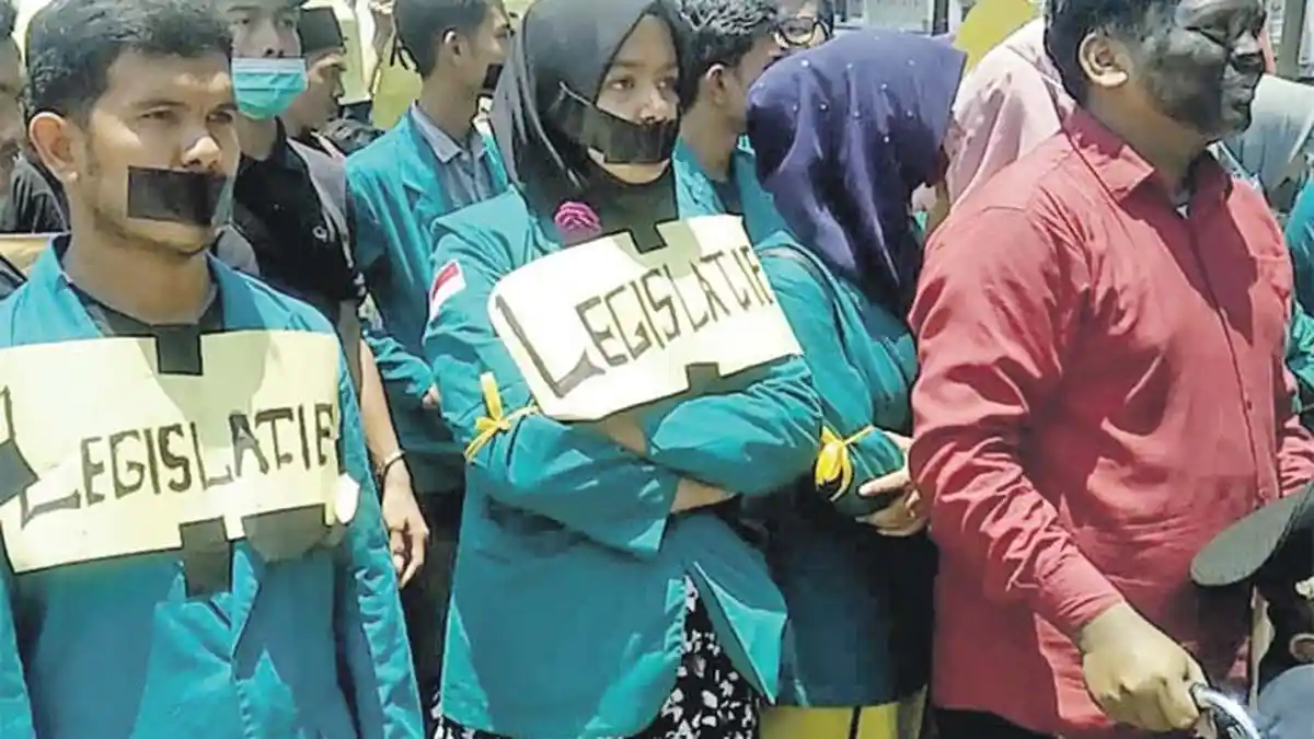 Ketua Dewan Sambut Pendemo   