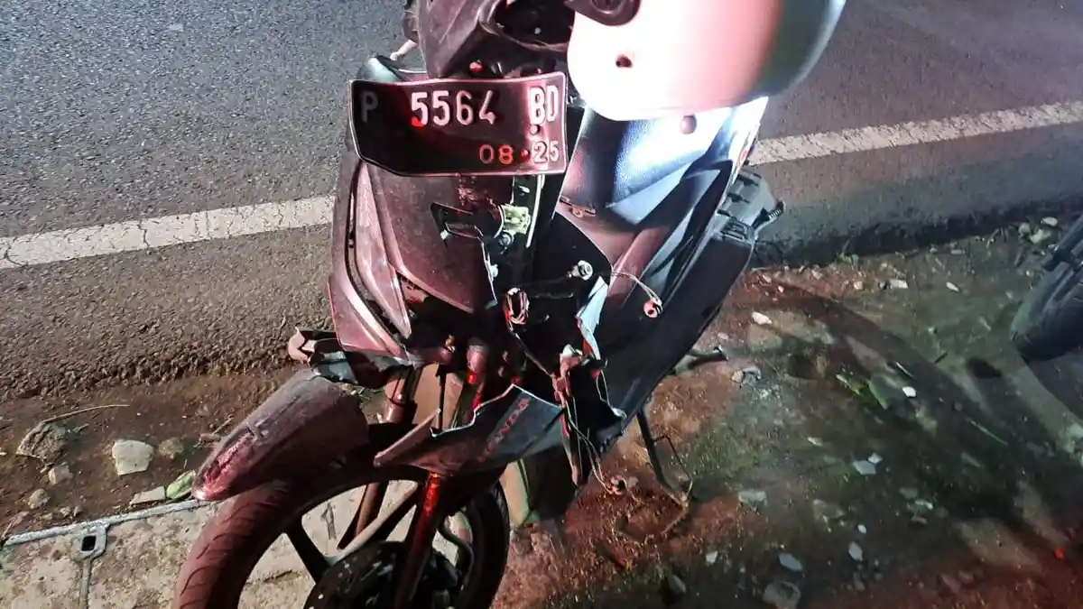 Belok Mendadak, Angkot di Malang Ditabrak Pemotor: Pengendara Seketika Terhempas, Tak Sadarkan Diri