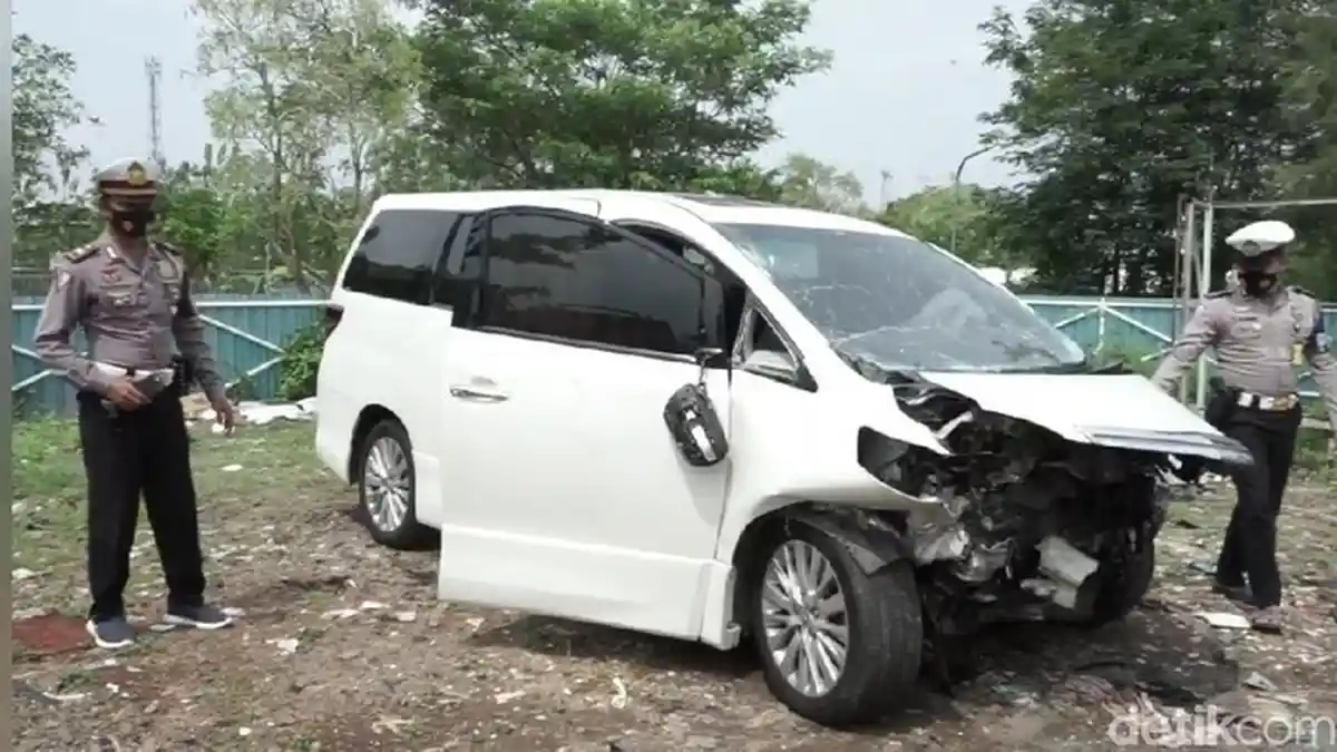 Hanafi Rais Kecelakaan dan Mengalami Luka Berat, Mobil Mewahnya Terpental dan Tabrak Kendaraan Lain
