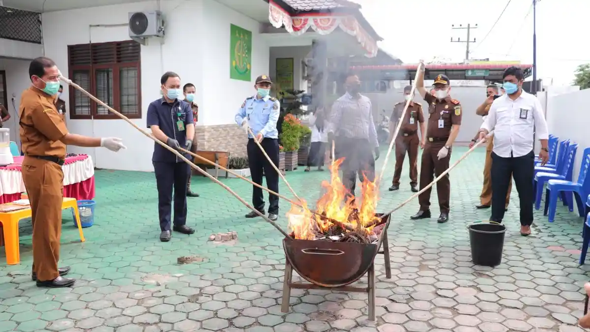 Jual Ganja Terhimpit Ekonomi, Ibu Bersama Anak Gadisnya Dihukum 13 Tahun Penjara