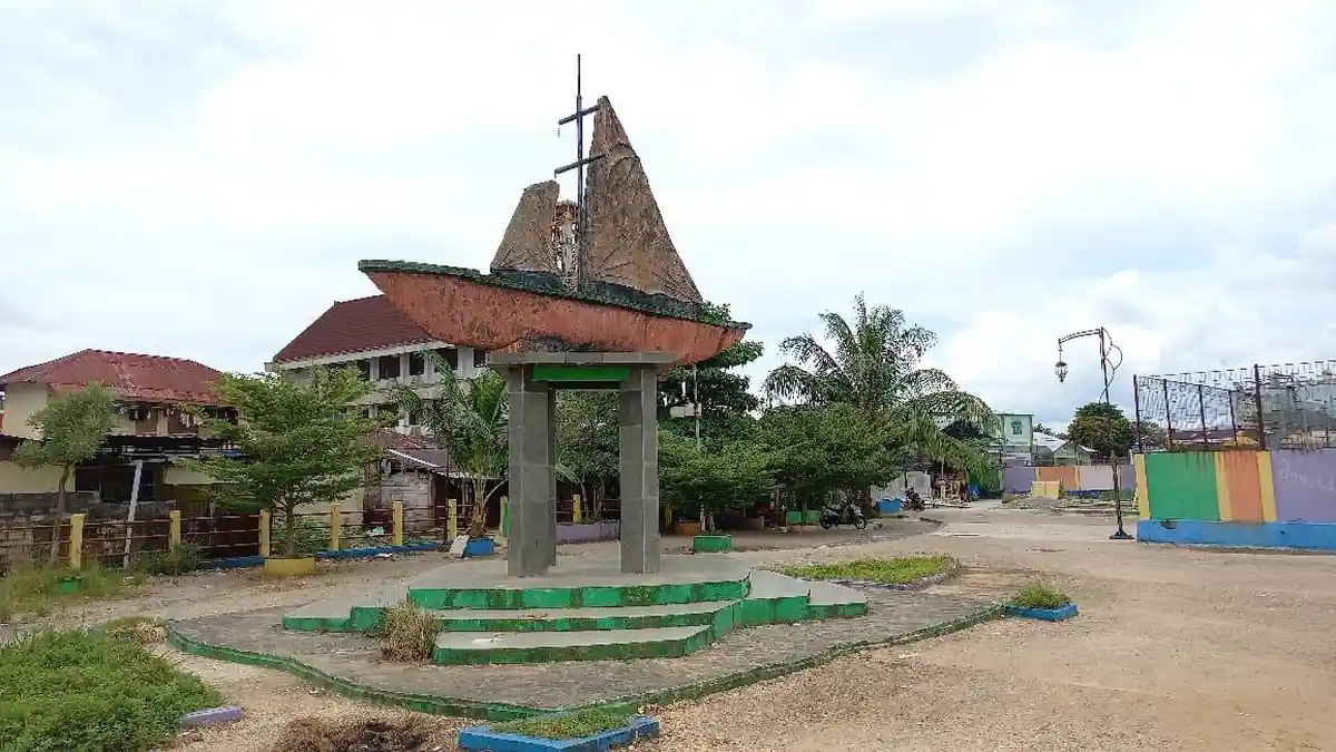 Ternyata Ada Monumen Perahu Nelayan di Taman Pantai Wainitu Ambon