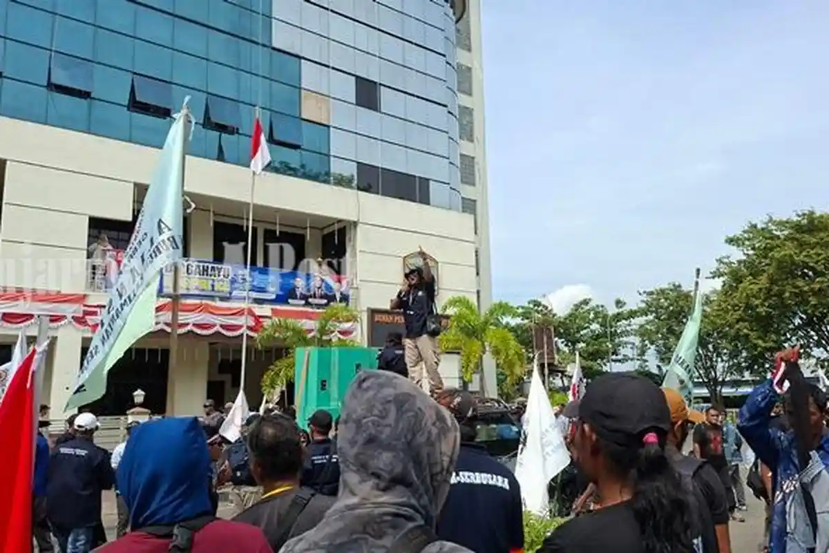 Ribuan Buruh Datangi DPRD Kotabaru, Sampaikan Aspirasi Terkait Masalah UMK dan UMSK